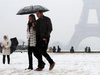 Odborári vypli elektrinu tisícom Parížanov