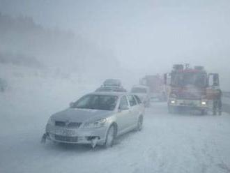 Diaľnica v smere na Poprad je uzavretá, zrazilo sa niekoľko áut