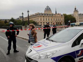 Polícia vo Francúzsku postrelila muža, ktorý jej príslušníkov ohrozoval nožom