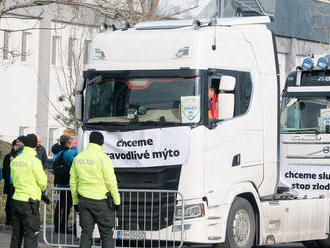 Kamióny zo včera ostali na Rožnavskej aj dnes