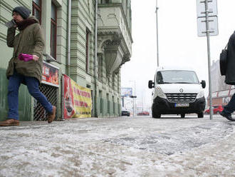 Situáciu na cestách komplikuje poľadovica, niekde i hmla, informuje Slovenská správa ciest