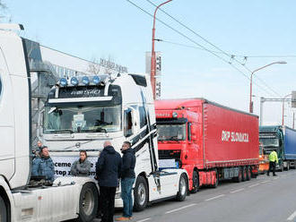 Autodopravcovia vstúpili do šiesteho dňa štrajku, v nedeľu v noci hrozia zablokovaním celého Slovens