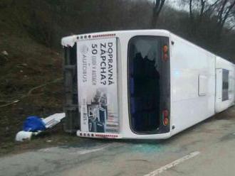 Pri Jasove neďaleko Košíc sa prevrátil autobus, traja zranení