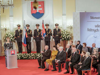 Čaputová vyznamenala osobnosti, ktoré vzdorovali zlu, aj talenty vedy, umenia a športu