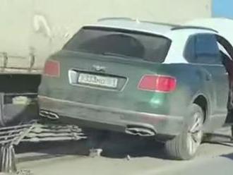 Ruská vodička zničila luxusné SUV o pochybné zvodidlá. Môže sa to stať aj u nás?