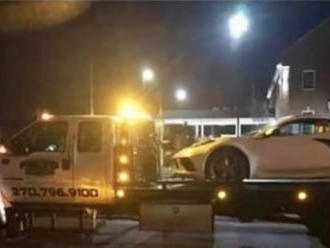 Polícia zatkla vývojárov Corvette C8 pre preteky v premávke