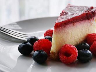 Svieži cheesecake s lesným ovocím