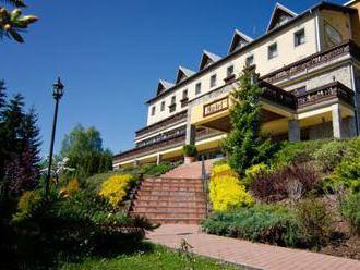 Ubytovanie v Hotel Husárik obklopenom horami a lúkami s raňajkami a wellness.