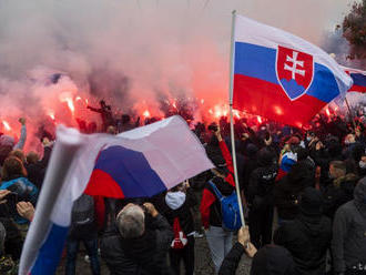 Pred Úradom vlády protestovali stovky ľudí z celého Slovenska