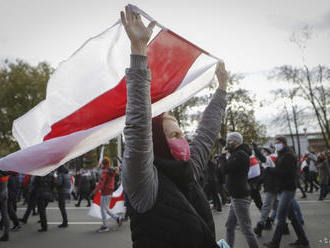 Protestov v Minsku sa zúčastnili propoziční i provládni seniori