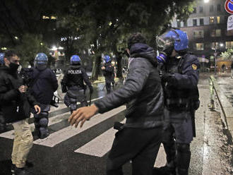 FOTO: Taliani protestovali proti obmedzeniam; došlo i k násilnostiam