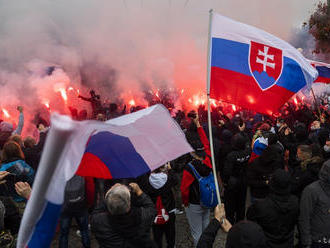 Muž z protestov pred úradom vlády bude stíhaný na slobode