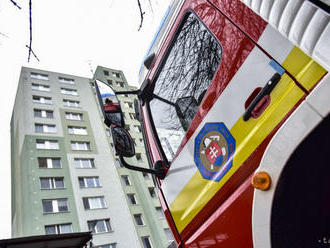 VIDEO: Hasiči zasahujú v Petržalke pri požiari výťahovej šachty