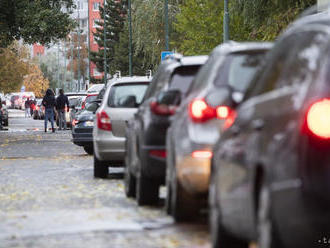 V okolí viacerých drive-in odberných miest v Bratislave sú kolóny