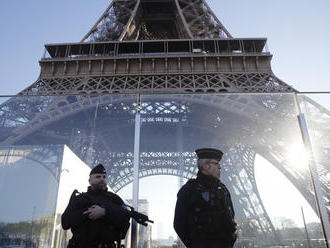 Desiatky osôb zaútočili na policajnú stanicu na predmestí Paríža