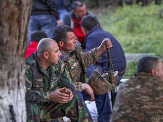 Arménske a azerbajdžanské sily sa obviňujú z porušovania prímeria