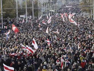 Na pochode proti Lukašenkovi v Minsku polícia zatkla najmenej 50 ľudí