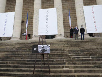 Mládež vyšetrovaná v kauze vraždy učiteľa dostala od útočníka peniaze