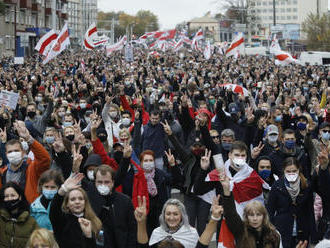 Počas pondelkových protestov proti Lukašenkovi zadržali už sto ľudí