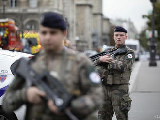 Policajné zložky v Paríži evakuovali okolie Víťazného oblúka