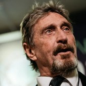 John McAfee byl zatčen za daňové úniky, hrozí mu až 30 let vězení