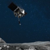 OSIRIS-REx úspěšně letmo přistál na asteroidu Bennu pro sběr vzorků