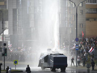 Bielorusi opäť protestovali, polícia ich rozháňala vodným delom