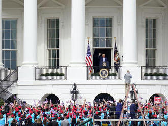 Trump už nikoho nenakazí, môže odísť z izolácie