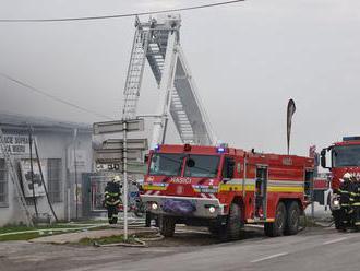 V Trnave horí budova s predajňou nábytku