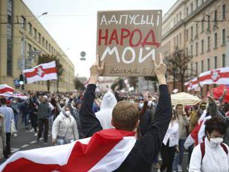 Počas protestov v Bielorusku bolo v nedeľu zadržaných vyše 580 ľudí