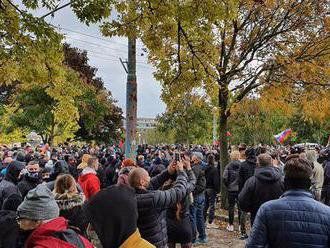 Výtržníci protestujú pred Úradom vlády. Vzduchom lietali dymovnice