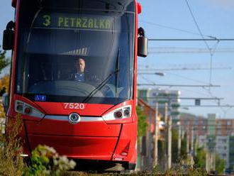 Pri stanici Vinohrady v Bratislave sa vykoľajila električka