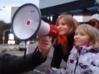 Polícia pátra po identite mužov a detí na proteste v Bratislave