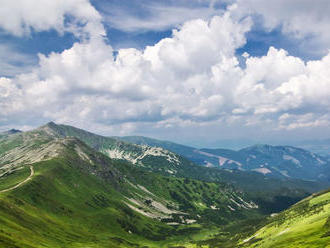 Víchrica, hmla. V Nízkych Tatrách zachraňovali mladých turistov