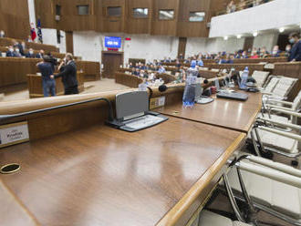 Mimoriadna schôdza parlamentu má schváliť väčšie právomoci hygienikov