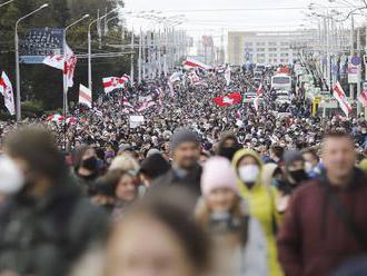 Na pochode proti Lukašenkovi v Minsku polícia zatkla najmenej 50 ľudí