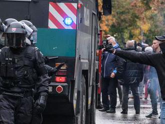 Muž z protestov pred Úradom vlády bude stíhaný na slobode