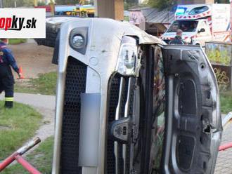 Opitá vodička z Košíc to poriadne prepískla: FOTO S autom skončila na streche