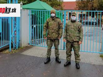 KORONAVÍRUS FOTO Nemocnici v Zlatých Moravciach pomáhajú vojaci: Mesto zabezpečilo stan