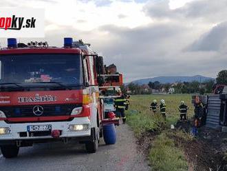 FOTO Hasiči majú plné ruky práce: Pri Chynoranoch sa prevrátil kamión s cisternou