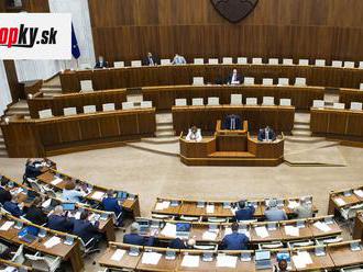 AKTUÁLNE Parlament odklepol zmeny pri 13. dôchodku: Po novom bude maximálne 300 eur