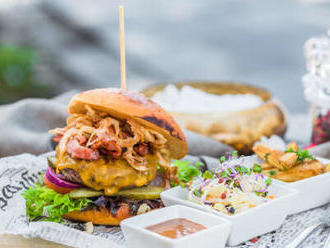 Hovädzí burger Ambassador s domácou Guinness BBQ omáčkou, hranolkami a coleslaw šalátom.