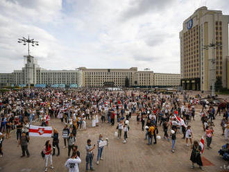 Na protestoch v Bielorusku sa opäť zatýkalo, padli aj varovné výstrely