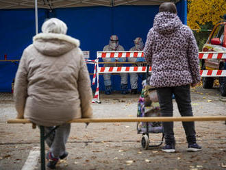 V Česku do večera pribudlo 4044 nakazených; otestujú domovy dôchodcov