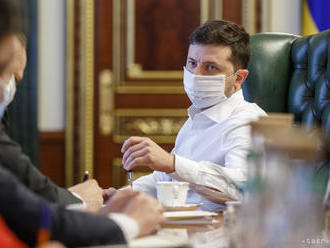 Zelenskyj pre rozhodnutie ústavného súdu varoval pred krviprelievaním