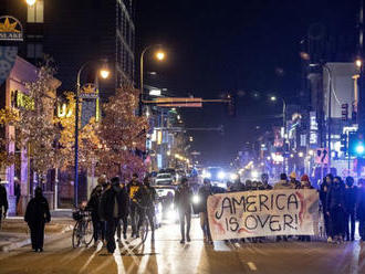 Finálne výsledky volieb v ovplyvnia hlasy v kľúčových štátoch USA