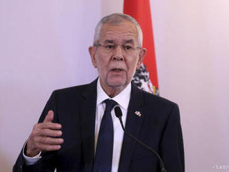 Rakúsky prezident Van der Bellen spadol na zámočku, poranil si panvu