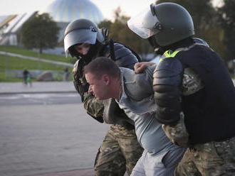 V Minsku zadržali počas protestov proti Lukašenkovi desiatky ľudí