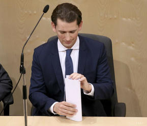 Kurz: Rakúsko plánuje hromadné testovanie na COVID-19 ako na Slovensku