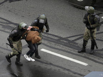 Počas nedeľňajších protestov zadržali v Bielorusku vyše 1100 ľudí